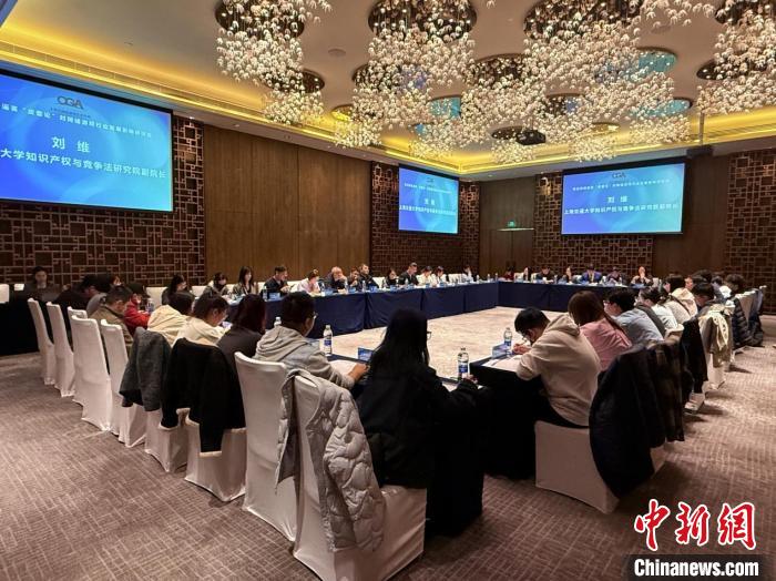 多方联动在沪发布倡议应对新型网络谣言“皮套