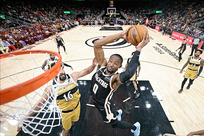 库明加老鹰首秀惊艳 但短板暴露引担忧