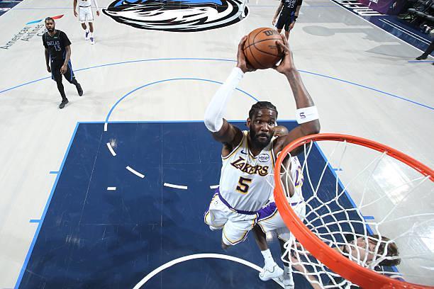 独行侠逆转湖人终结三连败 艾顿表现起伏引争议