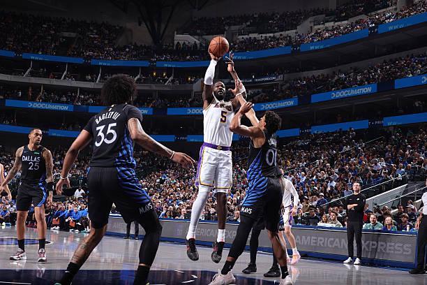 独行侠逆转湖人终结三连败 艾顿表现起伏引争议