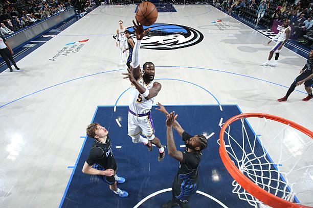 独行侠逆转湖人终结三连败 艾顿表现起伏引争议