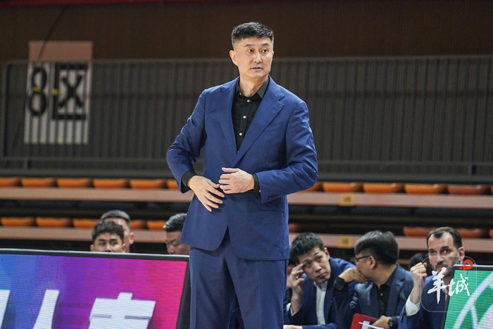 北京队主场力克广东队，季后赛四分之一决赛首